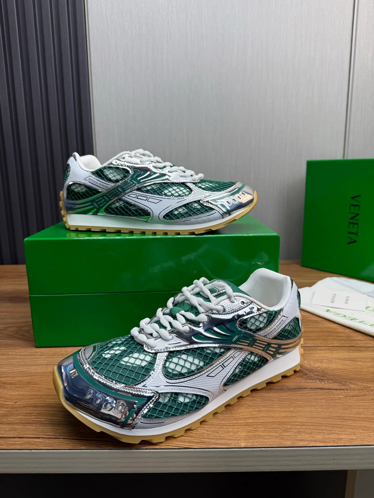 Men's men's shoes 💰620💰 BV top version 𝘽𝙊𝙏𝙏𝙀𝙂𝘼 𝙑𝙀𝙉𝙀𝙏𝘼 Orbit sneakers Wang Yibo same style couple style dad shoes 🩷💚 Runner sneakers, made of lightweight technical mesh fabric. Features a geometric patterned rubber outsole. Pay attention to the package craftsmanship ❕ High version shipping ❗️ Very nice, durable to play with and durable to make ✔️ Standard version 💯💯 The outsole is made of color-blocked TPU outsole. Women’s model 35-41 (40 41 customized) Men’s model 39-46 (45.46 customized) Equipped with original packaging
